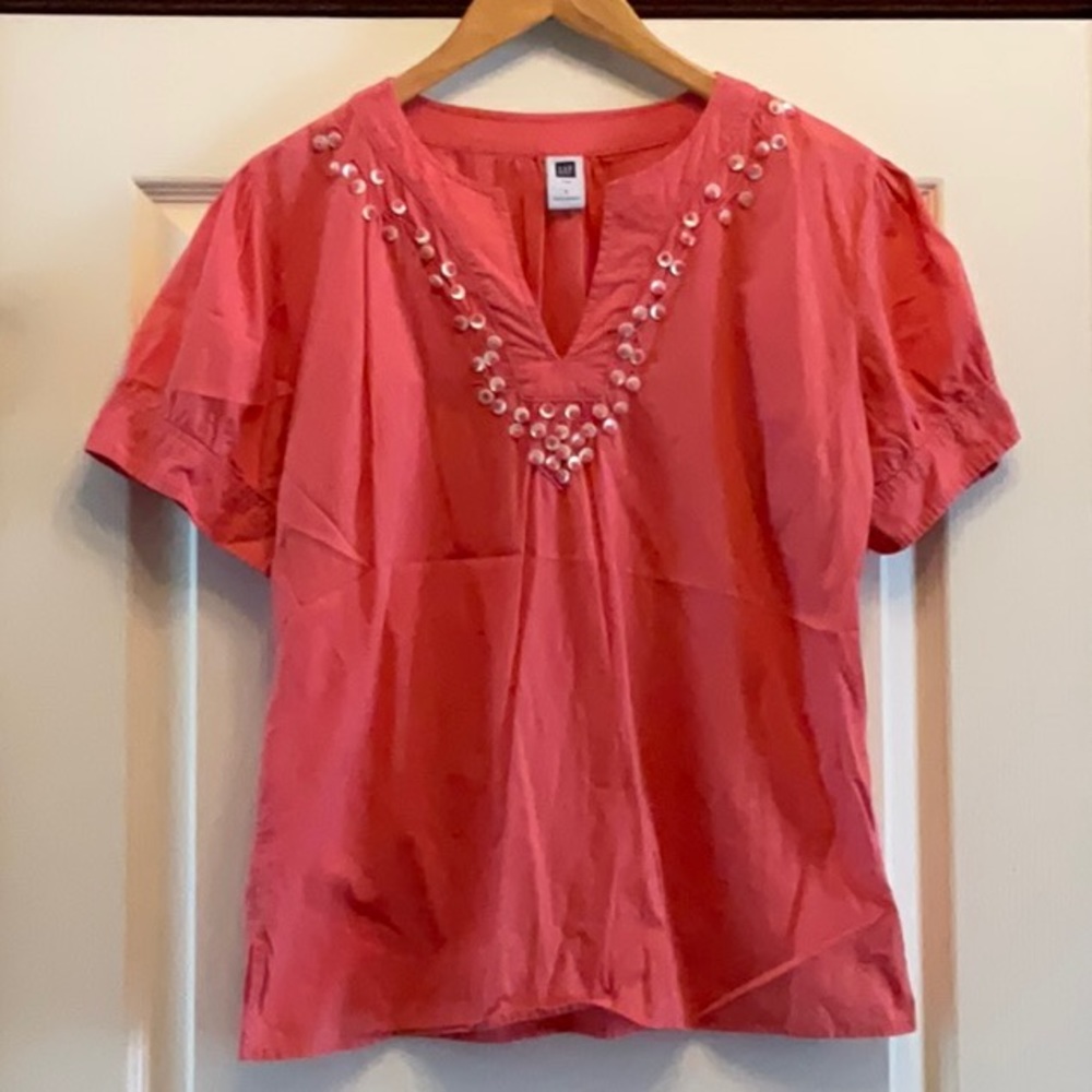 Beautiful Coral Top w/ Beautiful detail!